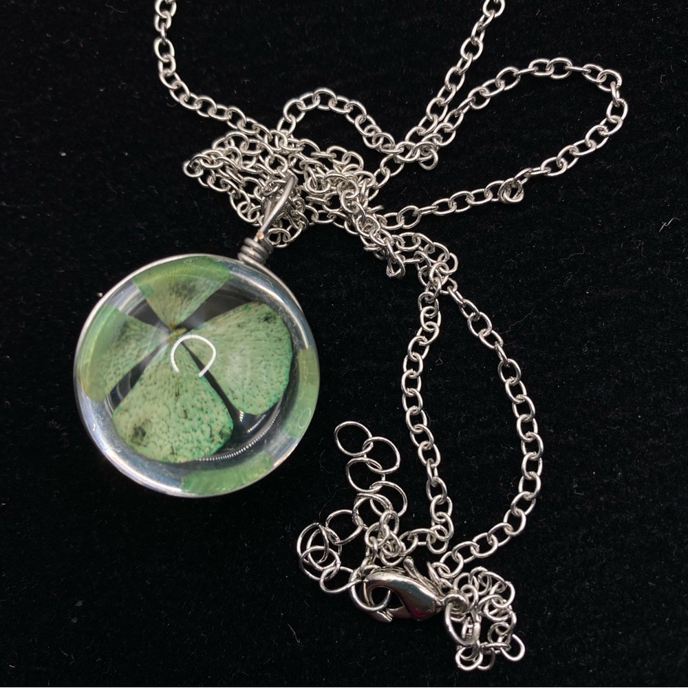 Four Leaf Clover Necklace In Glass Globe Silvertone Chain 24” Shamrock